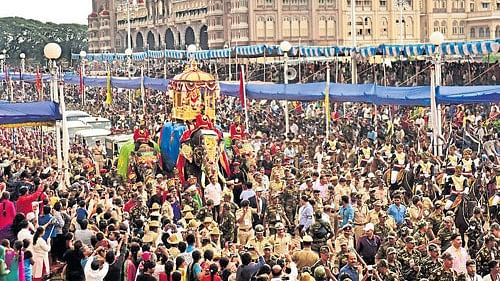 <div class="paragraphs"><p> A huge crowd witnesses Jamboo Savari in Mysuru on Tuesday.</p></div>