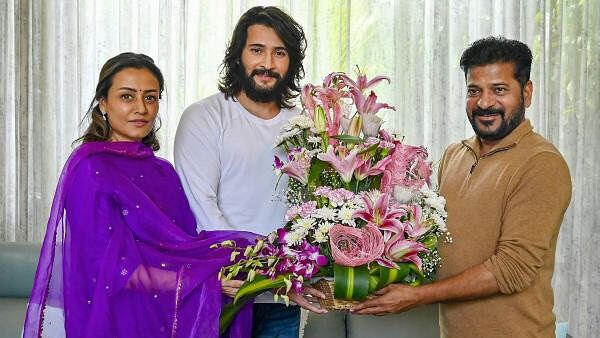 <div class="paragraphs"><p>Telangana Chief Minister A Revanth Reddy with film actor Mahesh Babu and his wife Namrata Shirodkar during a meeting, in Hyderabad, Monday, Sept. 23, 2024. Babu on Monday donated Rs. 50 lakhs to the Chief Minister's Relief Fund.</p></div>