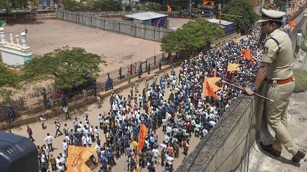 <div class="paragraphs"><p>A police man keeps vigil devotees take part in a procession for the immersion of Lord Ganesha idol in Karnataka.&nbsp;</p></div>