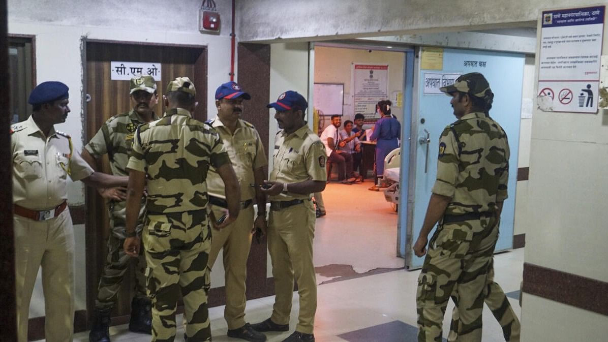 <div class="paragraphs"><p>Police personnel at the Chhatrapati Shivaji Maharaj Hospital after Akshay Shinde, an accused in Badlapur school sexual assault case, shot dead by the police in self-defence, in Thane.</p></div>