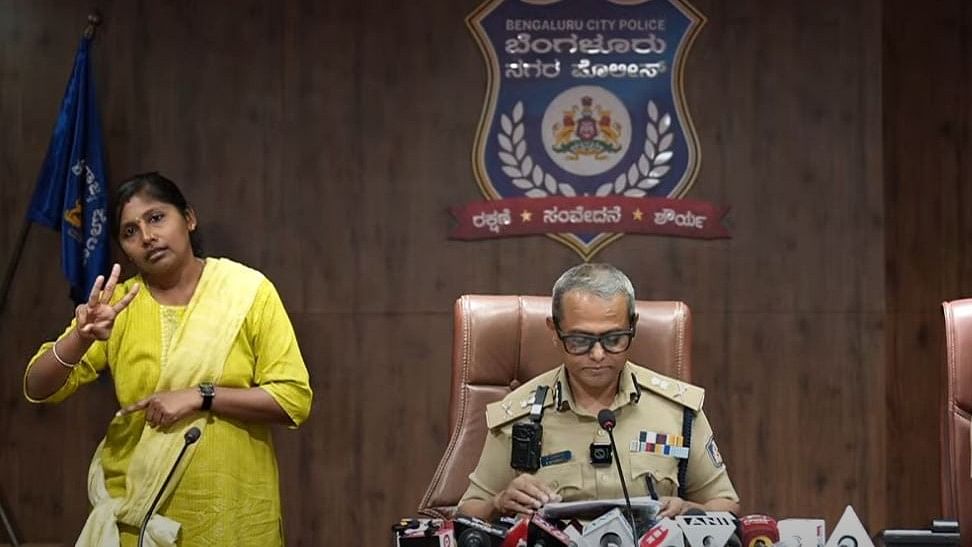 <div class="paragraphs"><p>Moksha Kumari from the NGO ‘v-shesh’ interpreted the police commissioner’s address and the entire press briefing in sign language. </p></div>