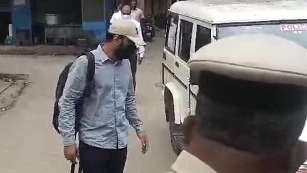 <div class="paragraphs"><p>Screengrab of a video showing NIA officials brought Mussavir Hussain Shazib, the suspected bomber on Monday held spot mahazars in the city in connection with the Rameshwaram Cafe blast case. </p></div>