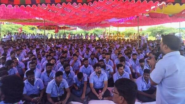 <div class="paragraphs"><p>Workers of a Samsung facility listen to a speaker during a strike to demand higher wages at its Sriperumbudur plant near Chennai, September 10, 2024. </p></div>