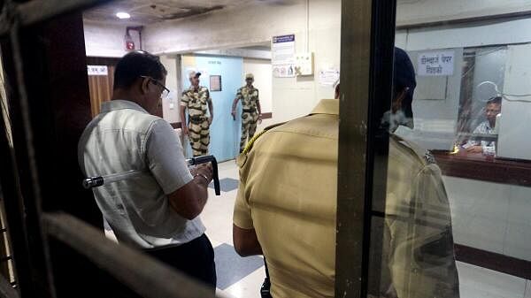 <div class="paragraphs"><p>Police personnel at the Chhatrapati Shivaji Maharaj Hospital after Akshay Shinde, an accused in Badlapur school sexual assault case, shot dead by the police in self-defence.</p></div>