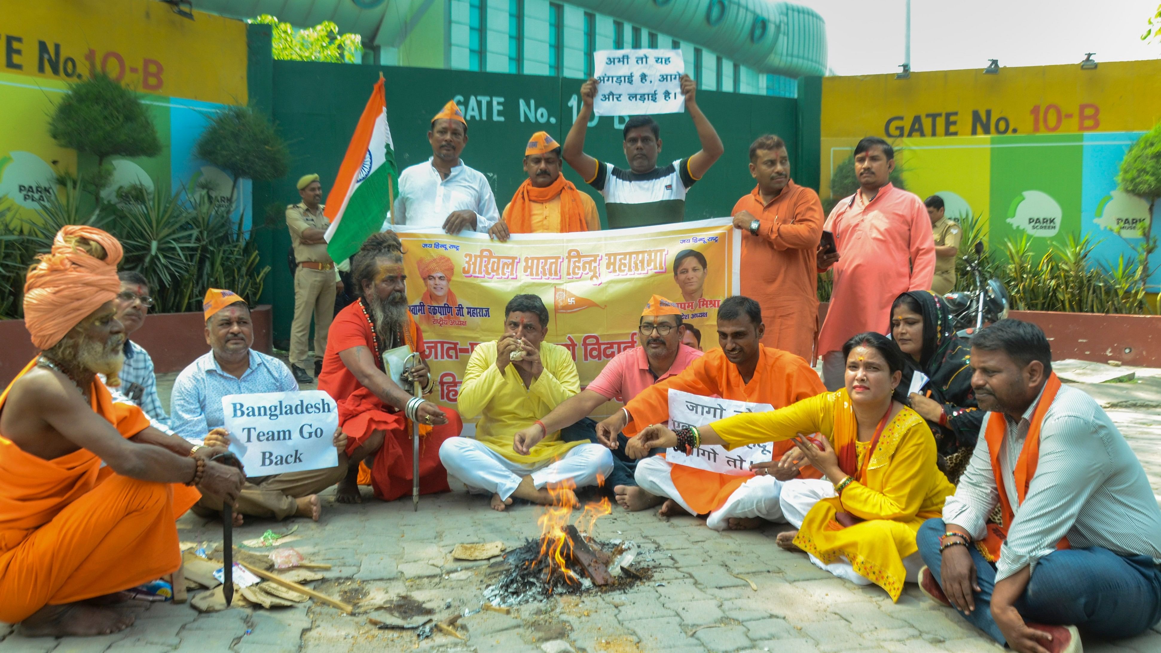 <div class="paragraphs"><p>Members of Akhil Bharat Hindu Mahasabha and Vishwa Shankhnaad Party protested against the atrocities on Hindus in Bangladesh, performed Sadbuddhi Yagya in Kanpur.&nbsp;</p></div>