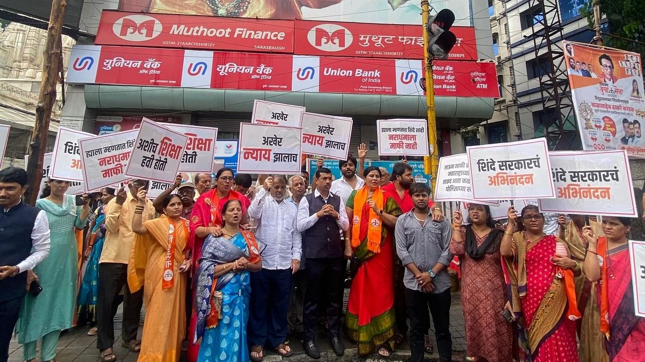 <div class="paragraphs"><p>Shiv Sena workers celebrate the death of the accused in the Badlapur sexual assault case in an alleged police encounter.</p></div>