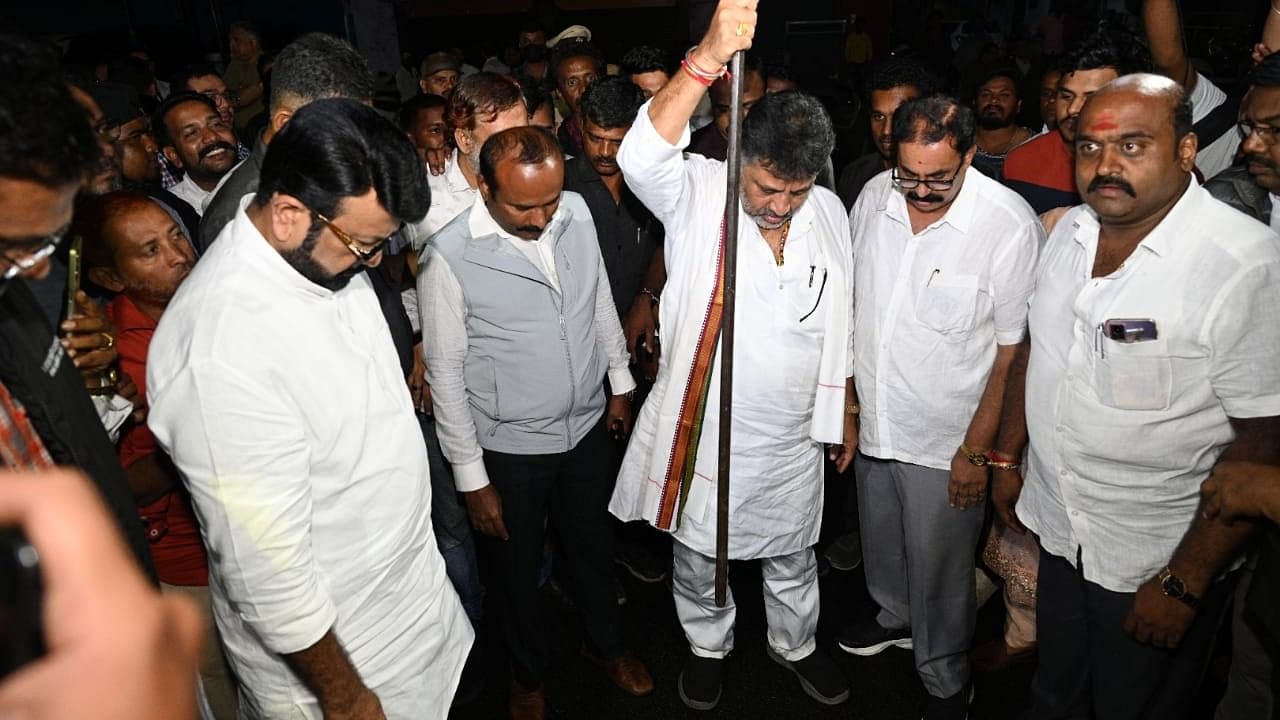 <div class="paragraphs"><p>Deputy Chief Minister DK Shivakumar inspects the quality of the BBMP's pothole-filling work during his city rounds on Monday night. </p></div>