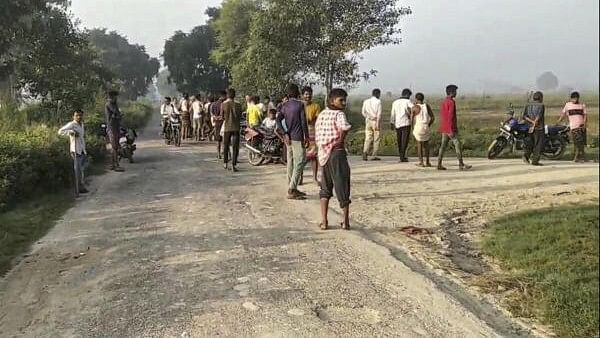 <div class="paragraphs"><p>Locals at the site of encounter in whick the police killed Anuj Pratap Singh, who robbed Sultanpur's Bharti Jewelers, at Achalganj, Unnao.&nbsp;</p></div>