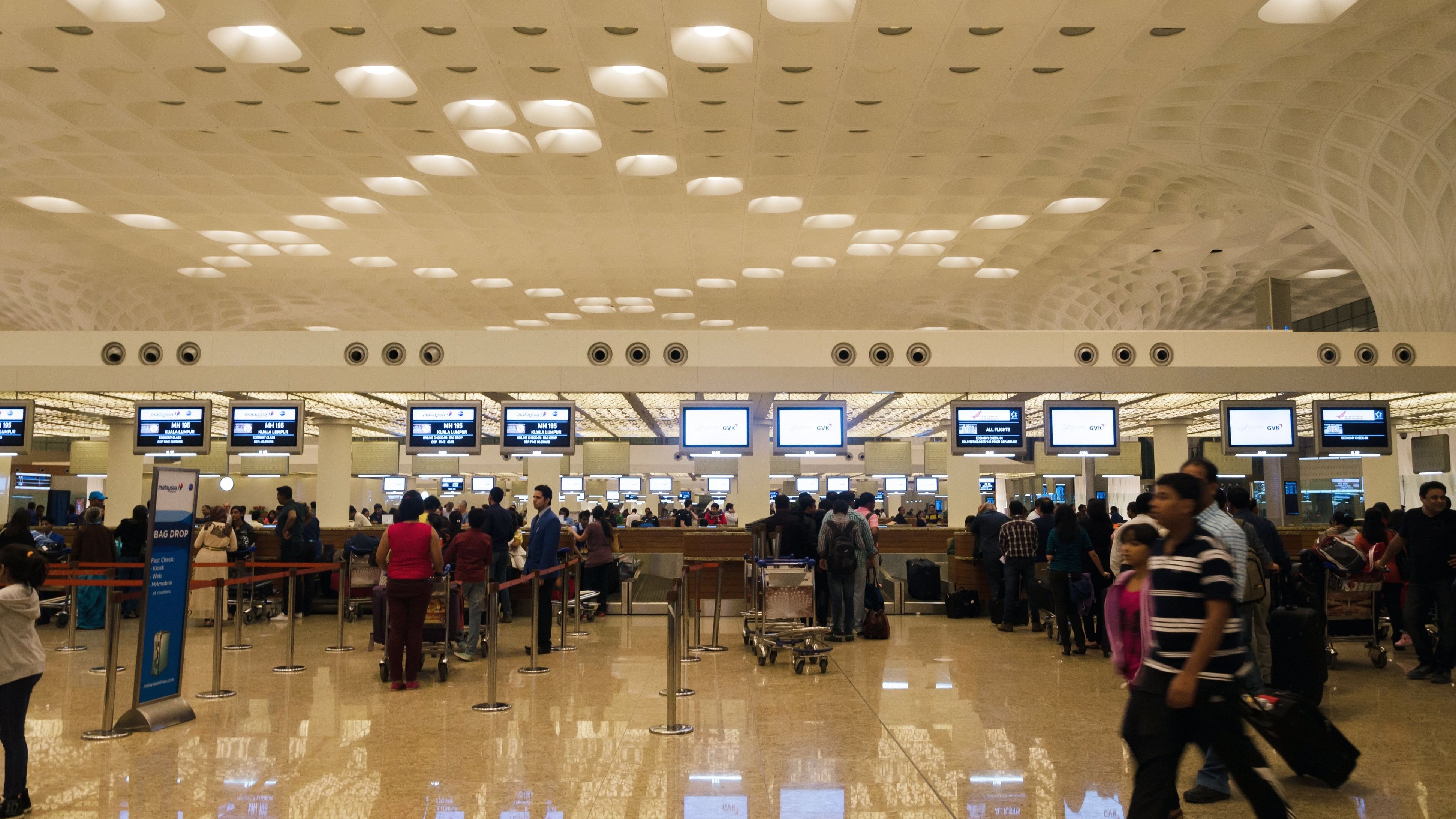 <div class="paragraphs"><p> Crowd at Chhatrapati Shivaji International Airport. </p></div>