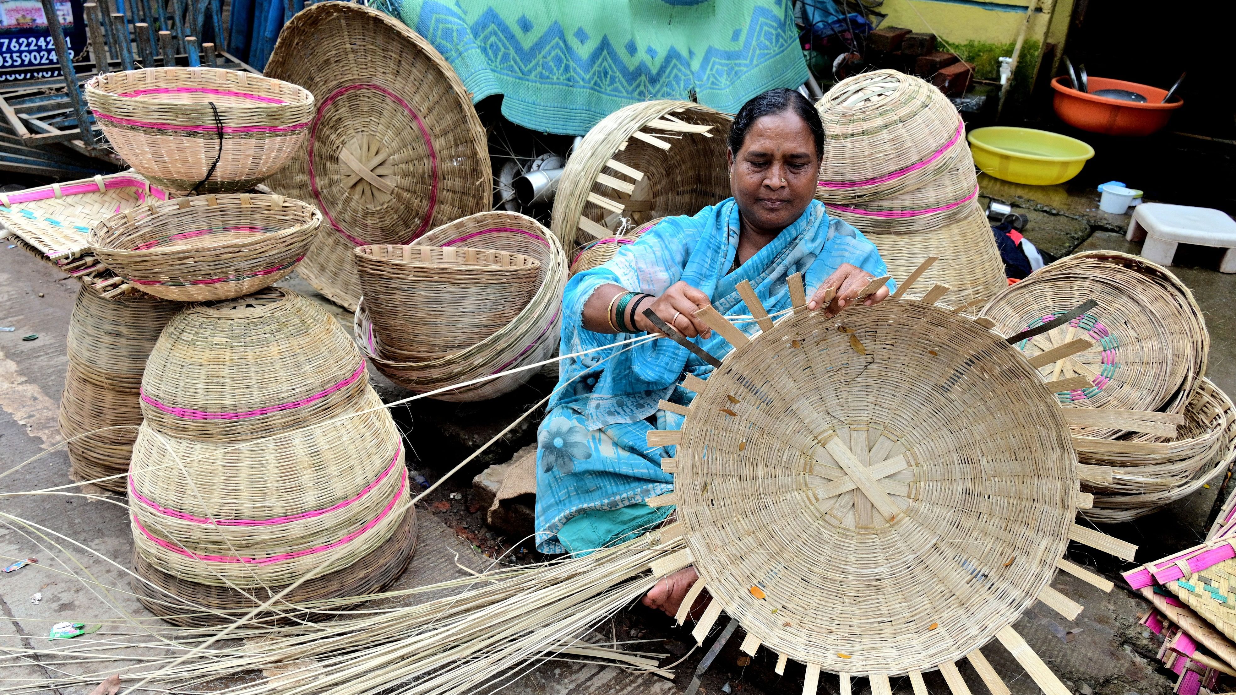 <div class="paragraphs"><p>A woman weaves bamboo baskets at Medar Oni in Dharwad; women buy baskets in front of University of Agricultural Sciences, Dharwad. </p></div>