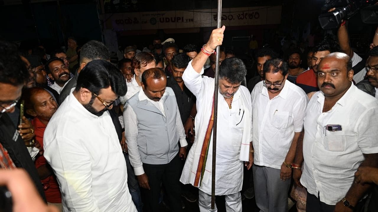 <div class="paragraphs"><p>Deputy Chief Minister D K Shivakumar tested the quality of the road with a crowbar on Jayamahal Road during his midnight city rounds on Monday. </p></div>