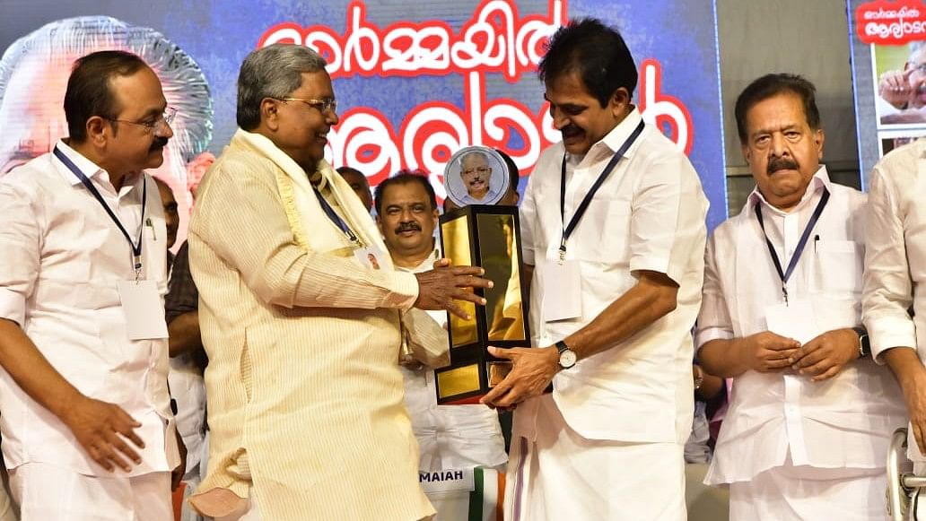 <div class="paragraphs"><p>Siddaramaiah being presented a plaque of the late Aryadan Mohammed by by KC Venugopal.</p></div>