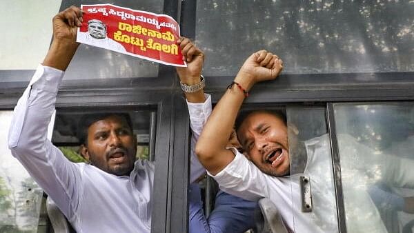 <div class="paragraphs"><p>Members of Bharatiya Janata Yuva Morcha raise solgans after they were detained by the police during a protest against Karnataka Chief Minister Siddaramaiah over the alleged MUDA scam, in Bengaluru.</p></div>