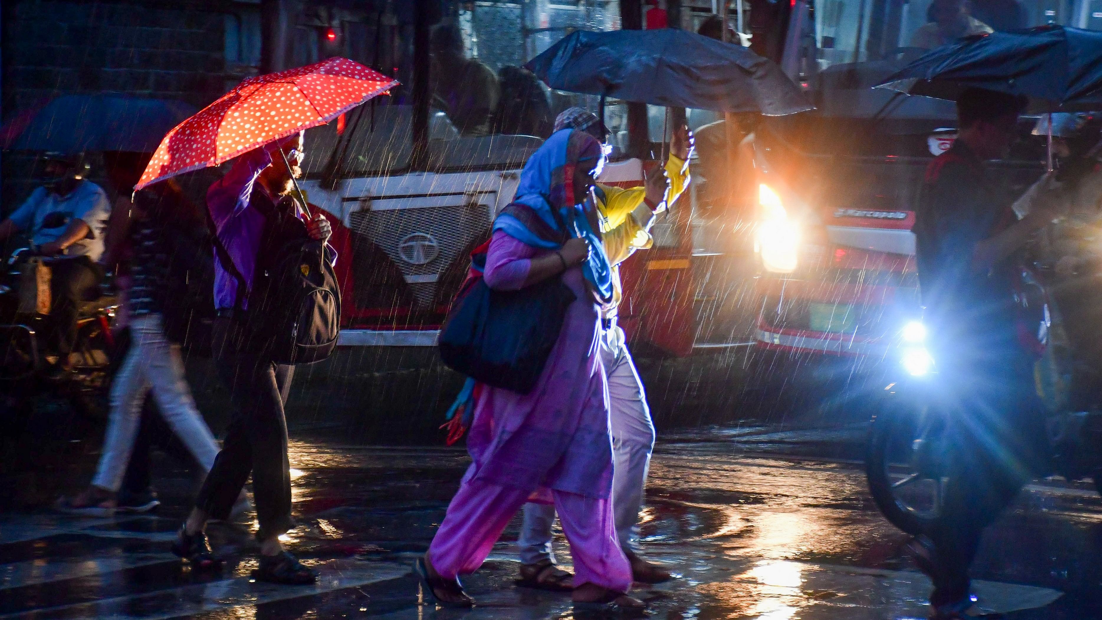 <div class="paragraphs"><p>Pedestrians cross a road amid rain, in Mumbai, Wednesday, Sept. 25, 2024.</p></div>