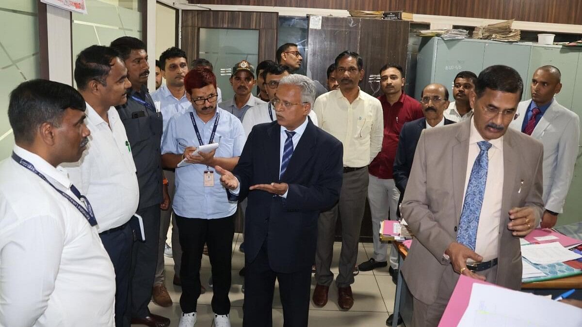 <div class="paragraphs"><p>Lokayukta Justice BS Patil (centre) during the inspection at the excise office in Byatarayanapura. </p></div>