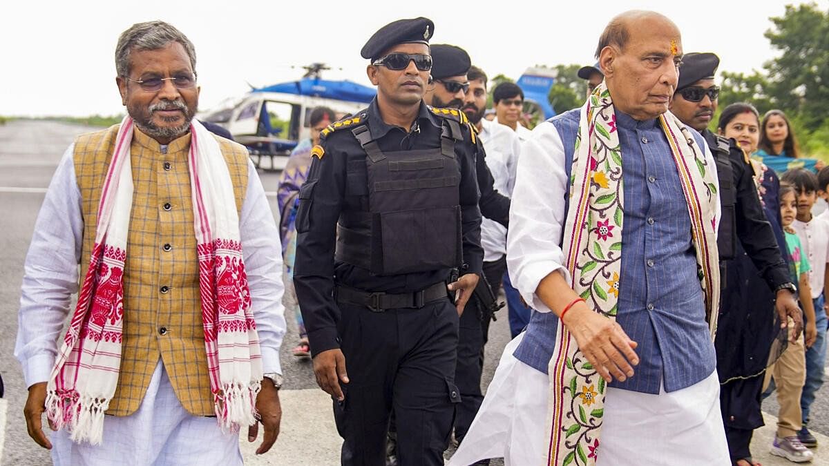 <div class="paragraphs"><p>Rajnath Singh arrives for BJP's Parivartan rally in Dhanbad.</p></div>