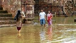 <div class="paragraphs"><p> Heavy rains flood the Sun temple in Konark in Puri, Orissa on Tuesday. </p></div>