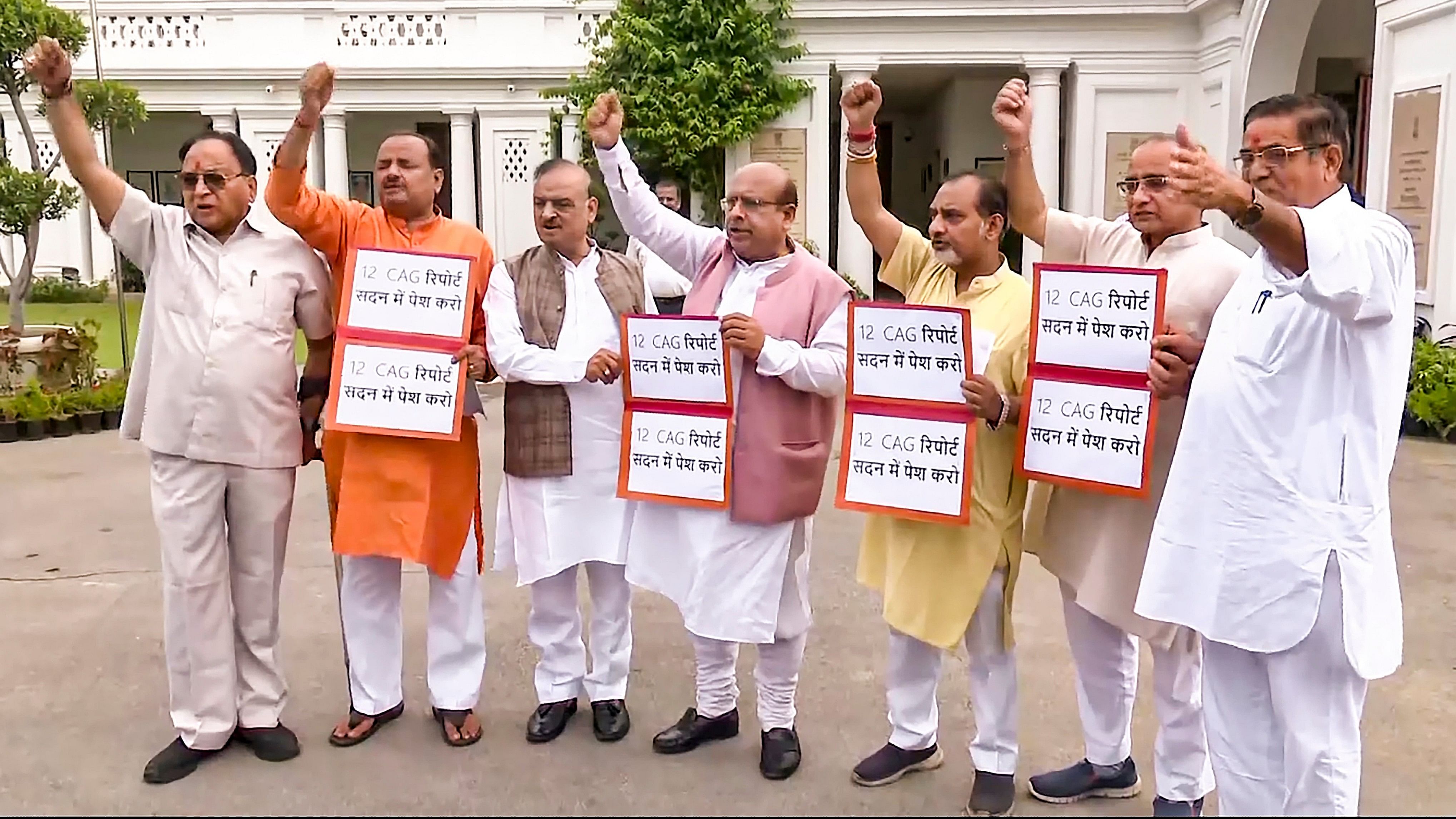 <div class="paragraphs"><p>Leader of Opposition in Delhi Assembly Vijender Gupta with BJP MLAs stages a protest during a two-day session of the Assembly, in New Delhi, Thursday, Sept. 26, 2024.</p></div>