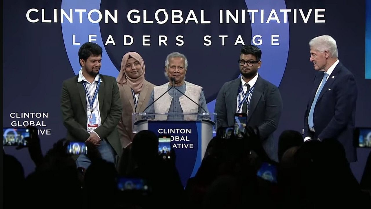 <div class="paragraphs"><p>Mahfuz Alam (extreme left) shares the staged with&nbsp;Muhammad Yunus (centre) </p></div>