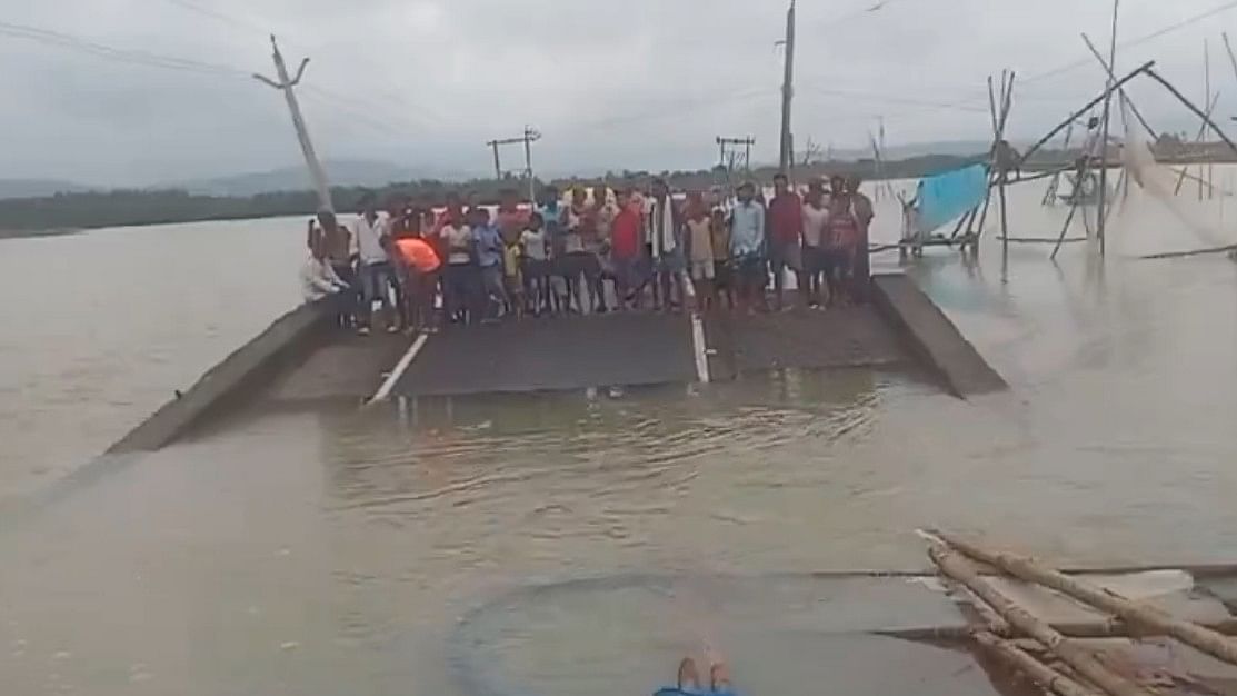 <div class="paragraphs"><p>Screengrab from a video showing the collapsed bridge in Bihar's&nbsp;Bhagalpur.</p></div>