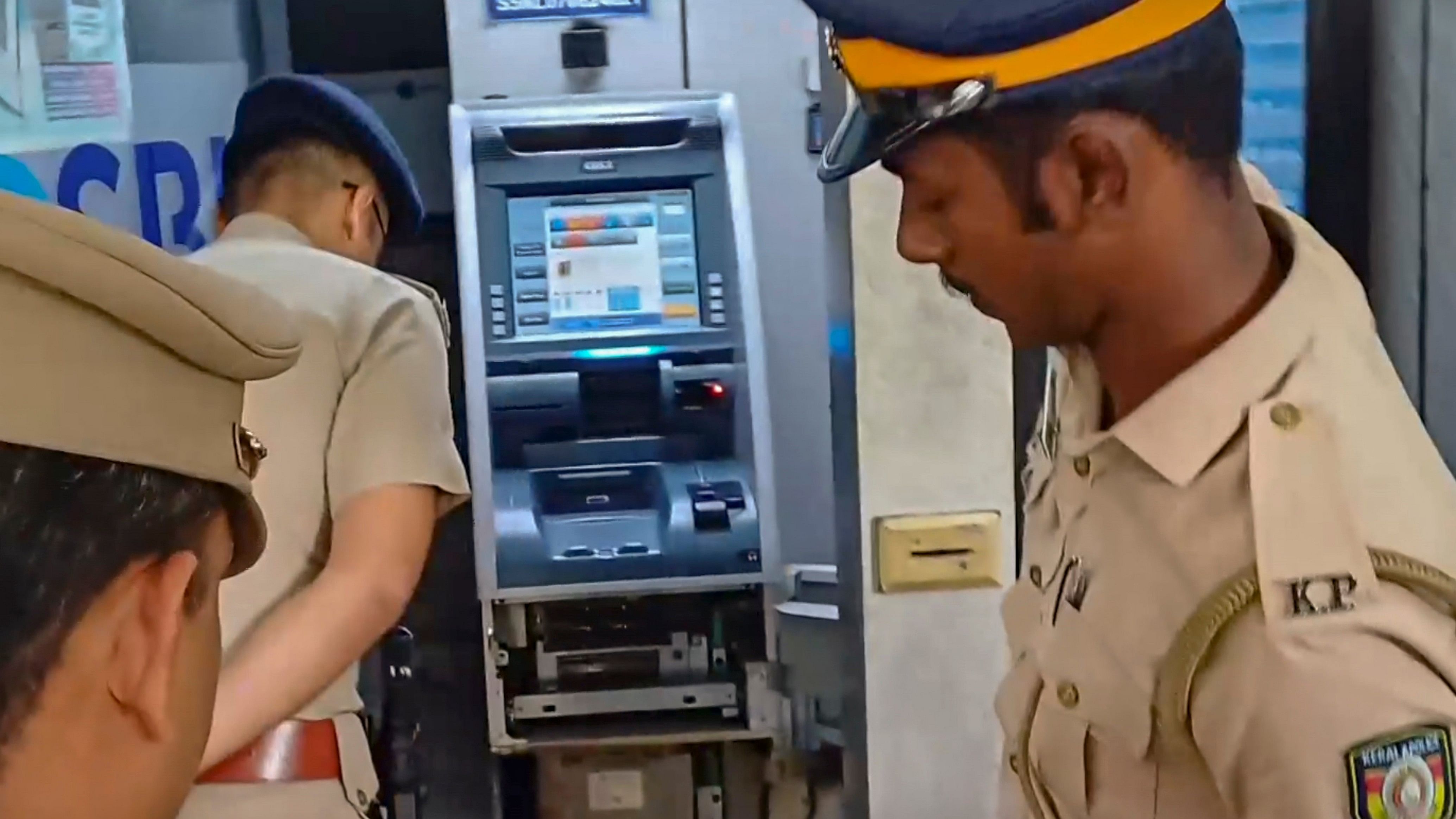 <div class="paragraphs"><p>Police investigate after four-member gang broke open three ATMs run by the State Bank of India (SBI) using a gas-cutter, in Thrissur, Friday, Sept. 27, 2024.    </p></div>