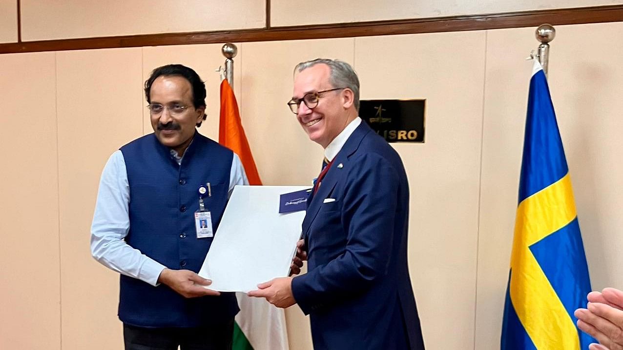 <div class="paragraphs"><p>Hakan Jevrell (R) with ISRO Chairman S Somanath.</p></div>