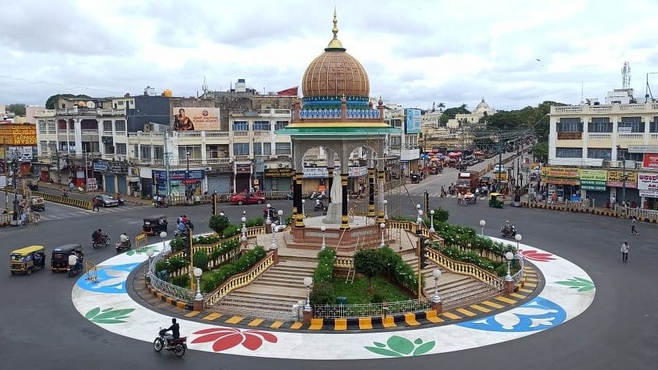 <div class="paragraphs"><p>Artistic cold plastic painting around KR Circle, in Mysuru</p></div>