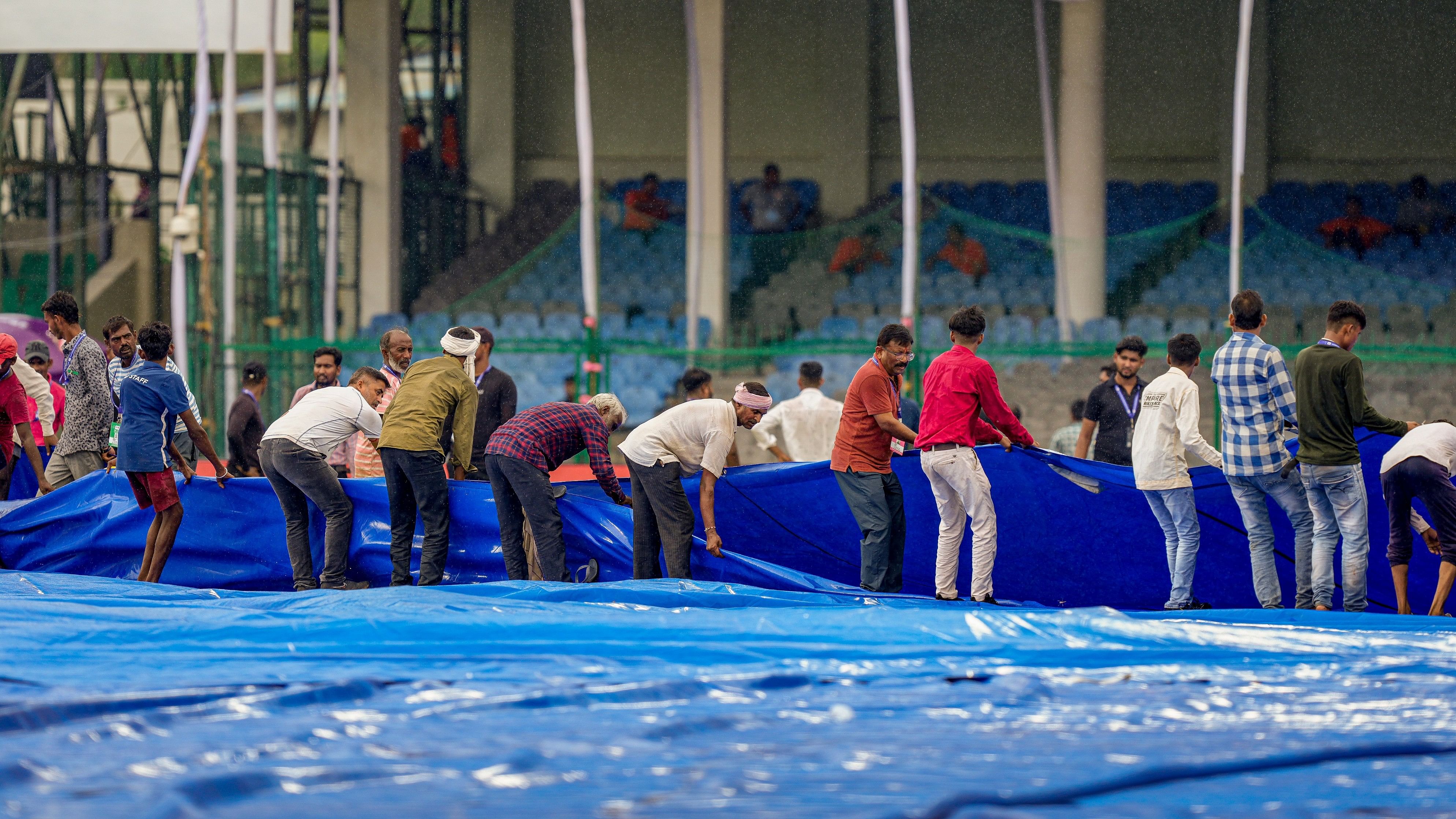 <div class="paragraphs"><p> Ground staff remove covers off the field before the start of play during the first day of the second test cricket match between India and Bangladesh, at Green Park stadium in Kanpur, Friday, September 27, 2024.</p></div>