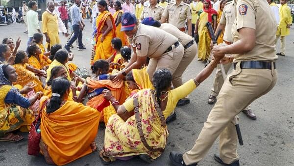 <div class="paragraphs"><p>Police personnel detain members of Tribal Gond Gowari community during a protest by them demanding reservation under the Schedule Tribe (ST) category, in Nagpur, Friday, Sept. 27, 2024.</p></div>