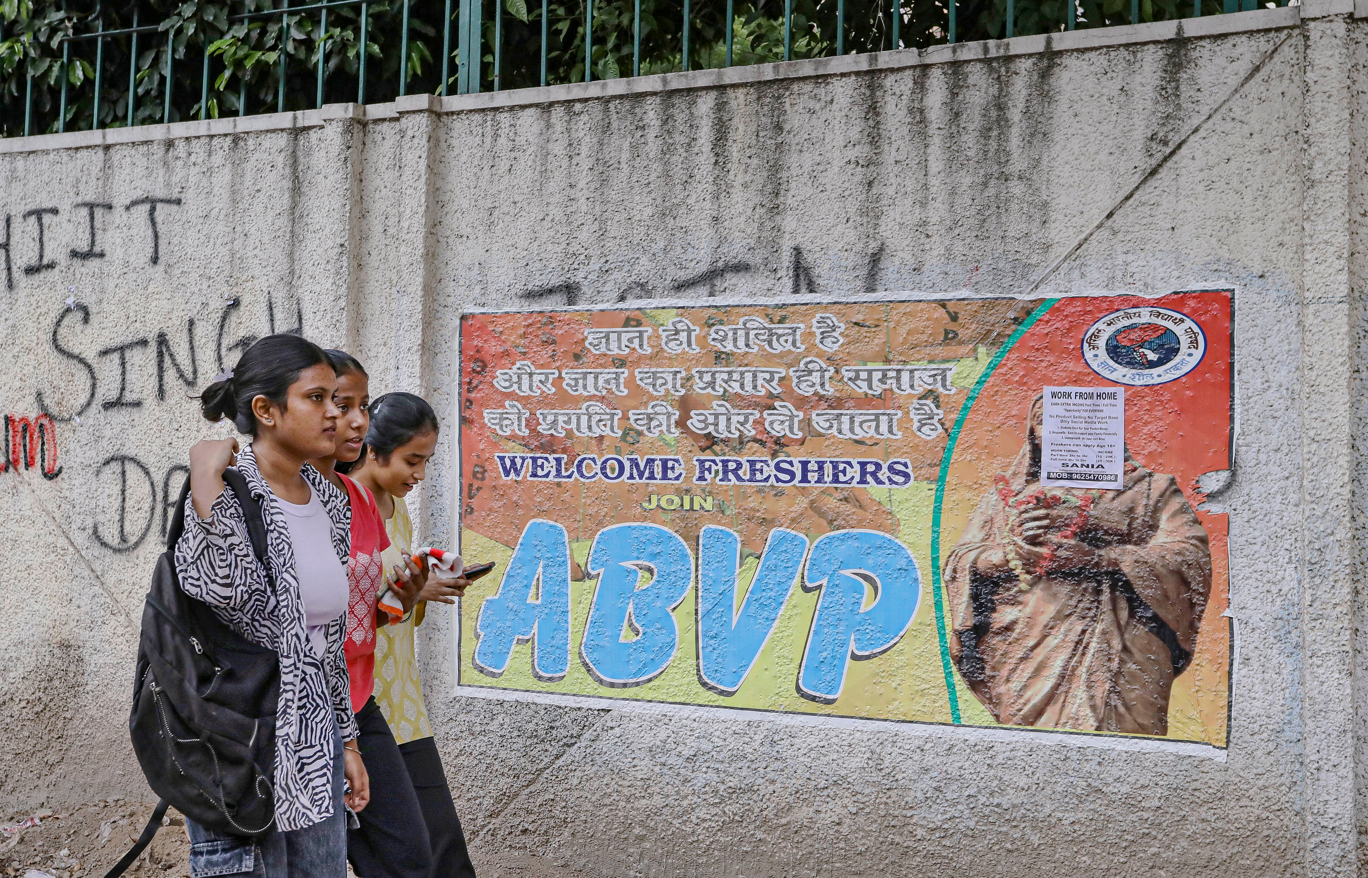 <div class="paragraphs"><p> Students walk past graffiti and poster after the Delhi University Students' Union pollsNew Delhi.&nbsp;</p></div>