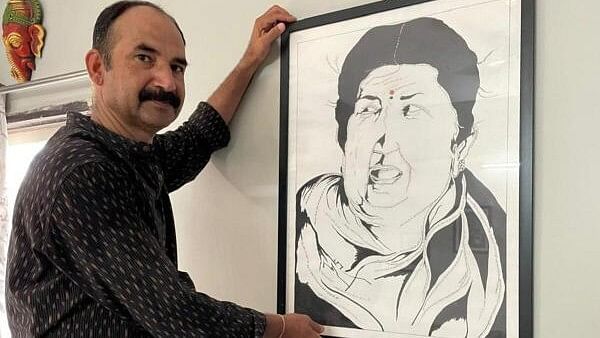 <div class="paragraphs"><p>ndore-based artist Milind Dhavale showcases a special portrait of Lata Mangeshkar, comprising lyrics of 90 hit songs by her.</p></div>