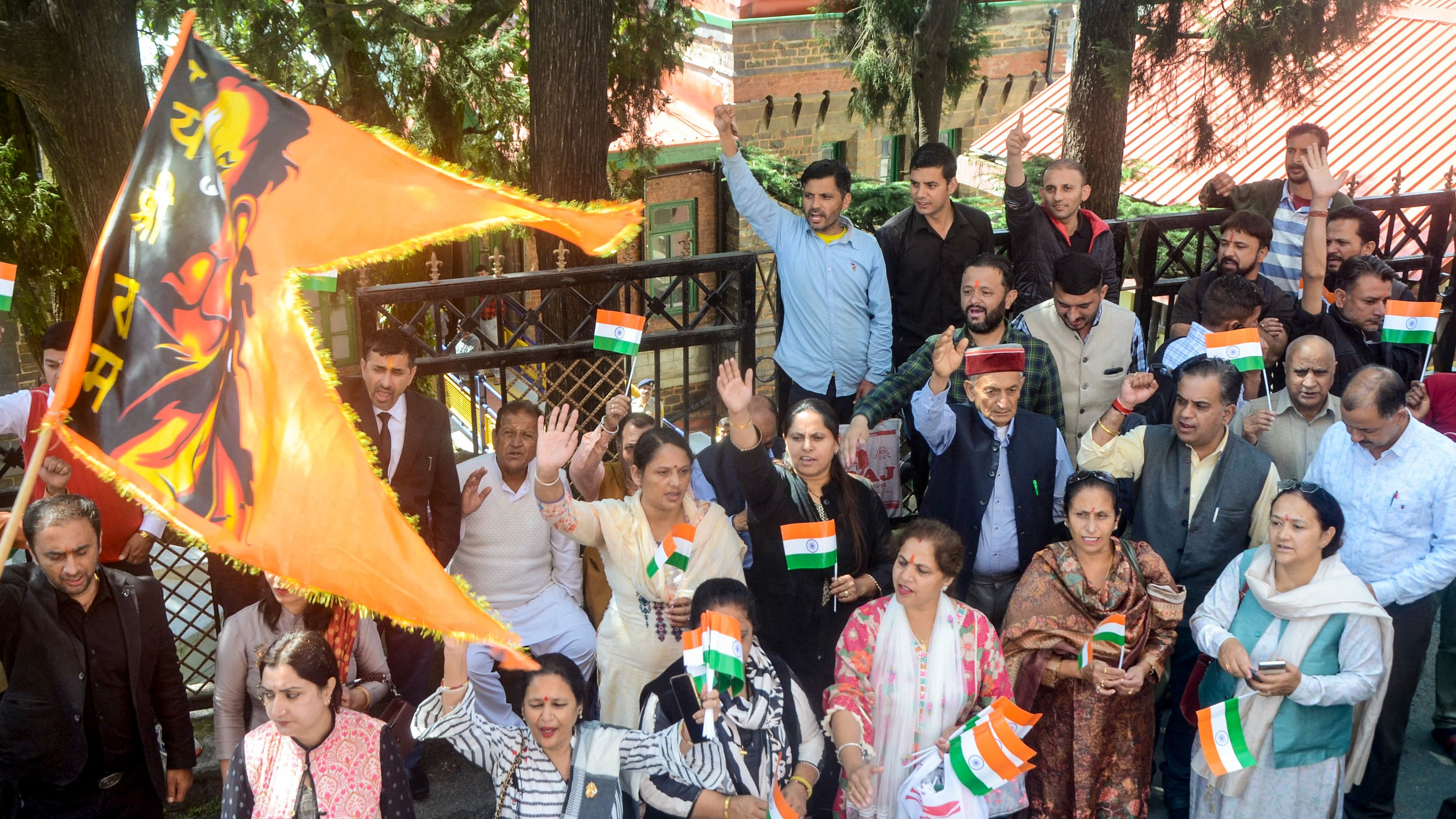 <div class="paragraphs"><p>People take part in a protest rally under the banner of Devbhoomi Sangharsh Samiti, demanding the abolishment of the Waqf Board and verification of migrants, in Hamirpur district of Himachal Pradesh, Saturday, Sept 28, 2024.</p></div>