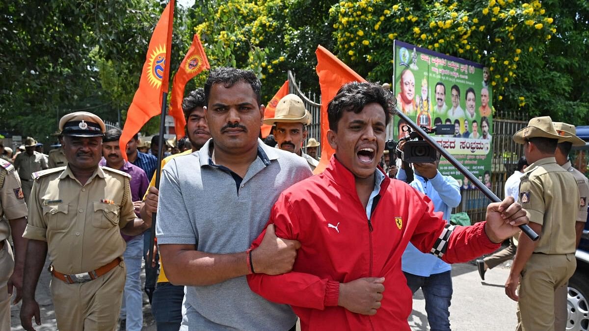 <div class="paragraphs"><p>Police detain members of Bengaluru Mahanagara Ganesha Utsava Samithi at Town Hall, Benlgauru on Friday as they gather to protest against an untoward incident during Ganesha immersion procession in Mandya’s Nagamangala. </p></div>