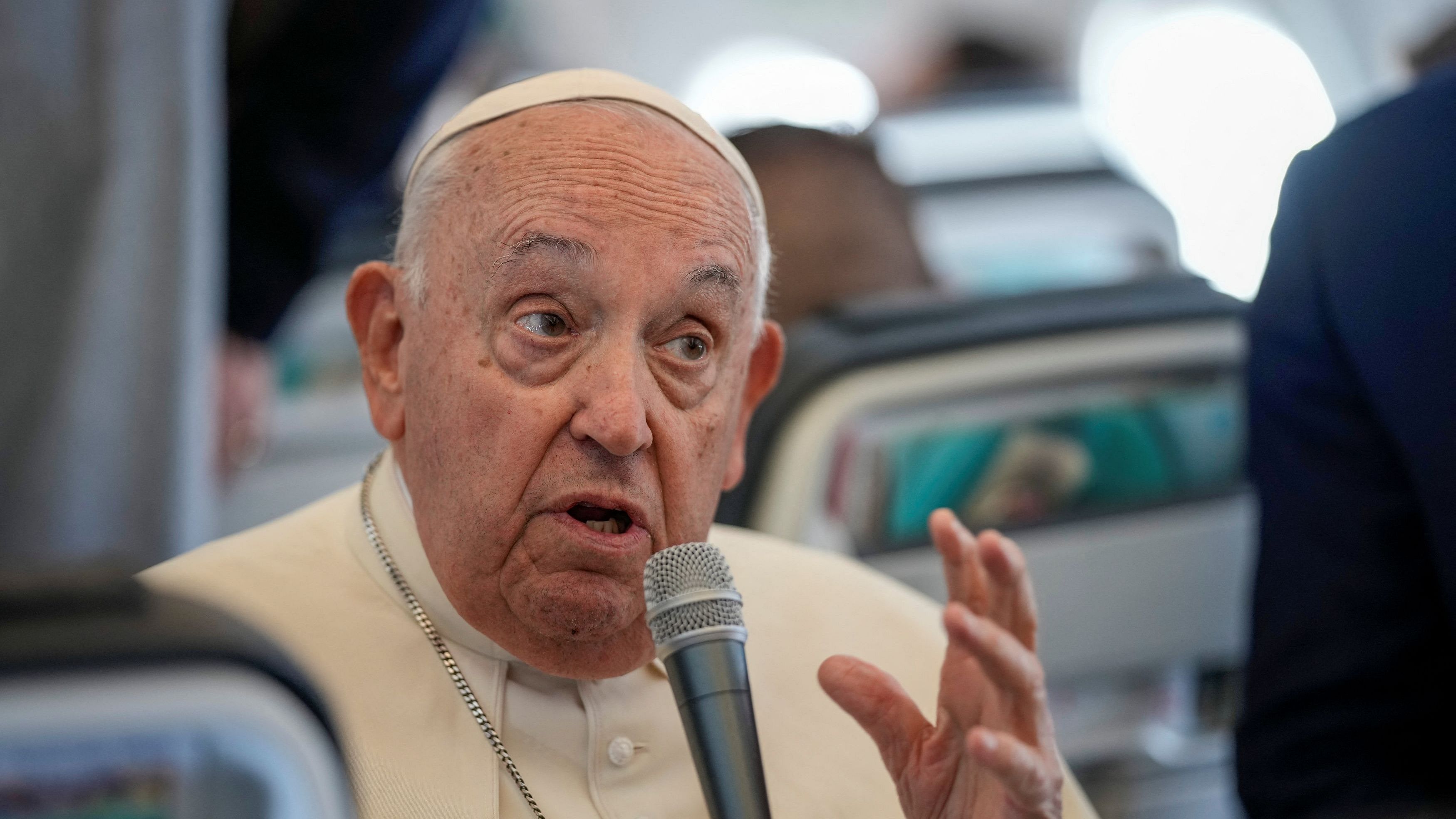 <div class="paragraphs"><p>Pope Francis talks to journalists on the flight back to Rome.</p></div>