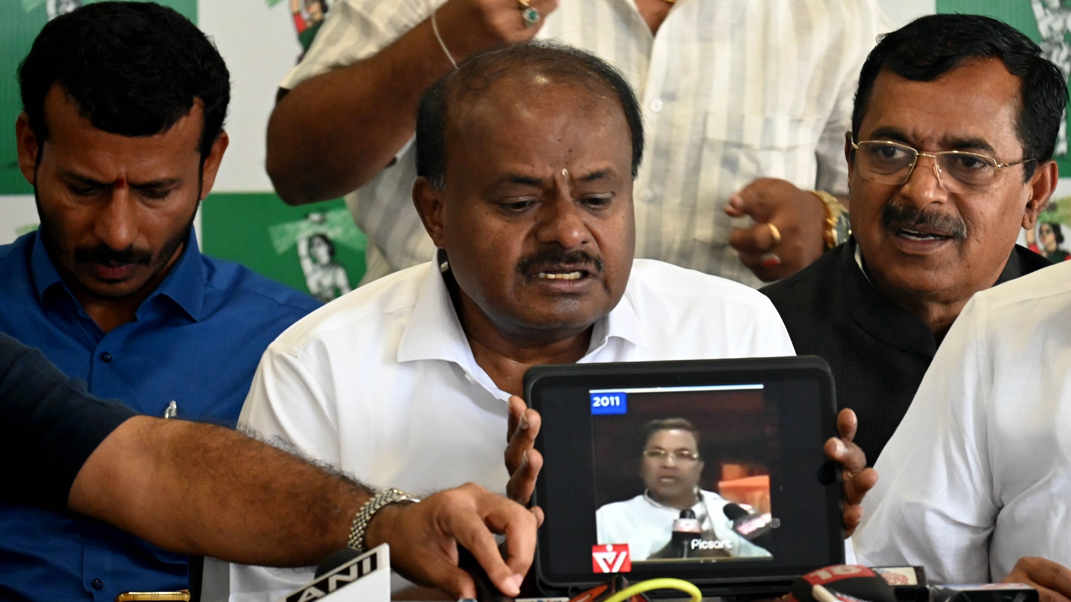 <div class="paragraphs"><p>Union Minister H D Kumaraswamy plays a video of what Siddaramaiah said on the governor's role in 2011, at a press meet in Bengaluru on Saturday.</p></div>