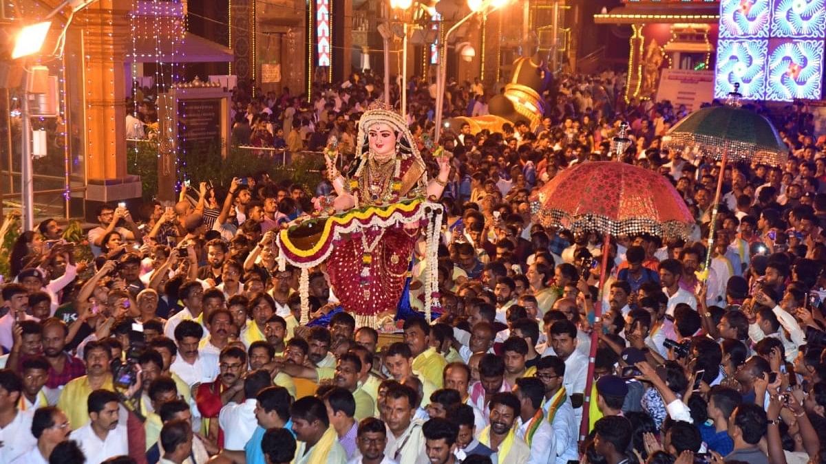 <div class="paragraphs"><p>File photo of dasara celebrations in Mangalru's Kudroli Sri Gokarnanatha Temple in Mangaluru as the idol of Goddess Sharada is carried towards 'Shobhayatre' procession.</p></div>