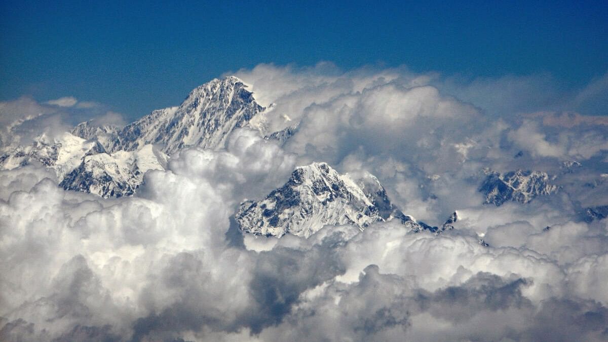 <div class="paragraphs"><p>Mount Everest, the highest peak in the world.</p></div>