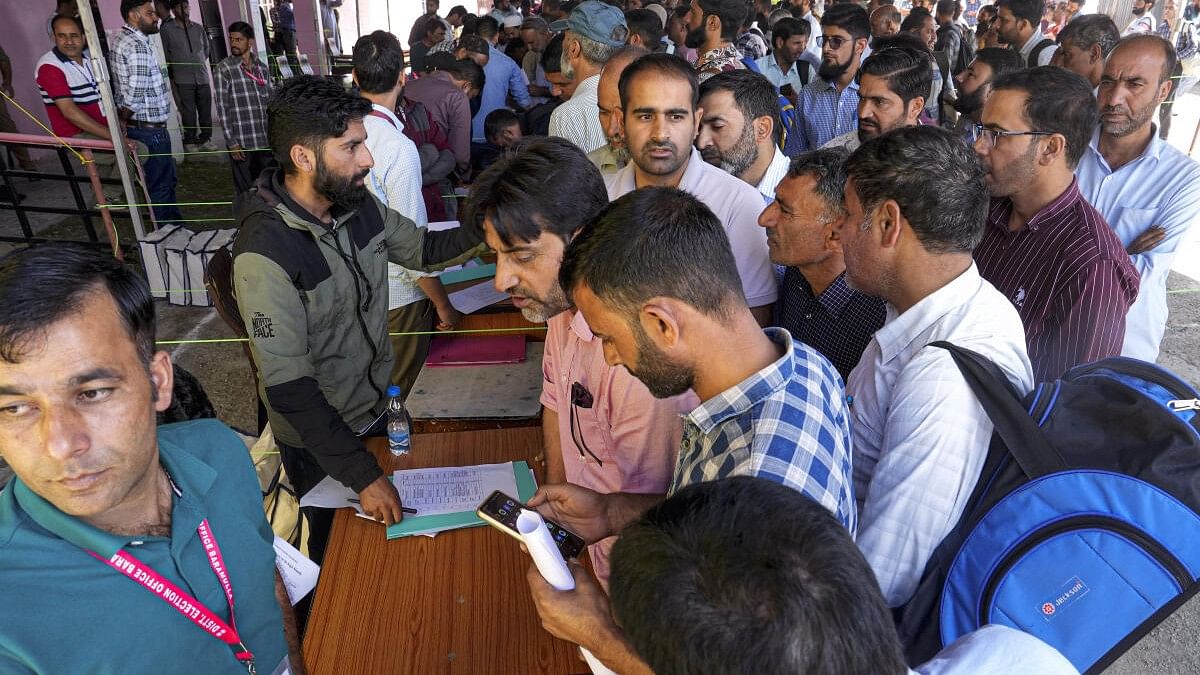 <div class="paragraphs"><p>Polling officials at an EVM distribution centre ahead of the third and final phase of Jammu and Kashmir Assembly elections.</p></div>