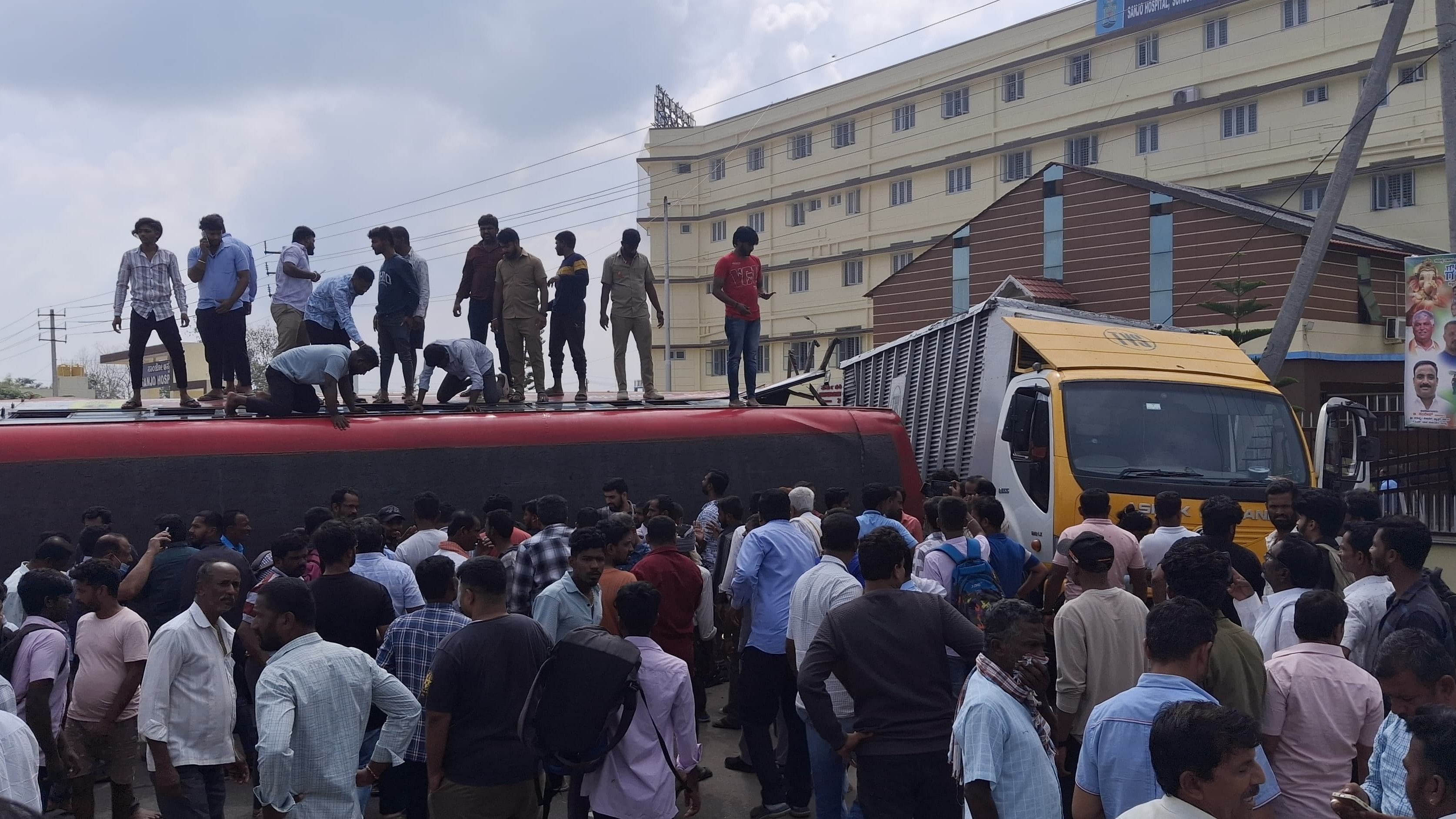 <div class="paragraphs"><p>Locals rescue passengers from the KSRTC bus, involved in a mishap on Mysuru-Bengaluru expressway, in Mandya, on Monday.&nbsp;</p></div>