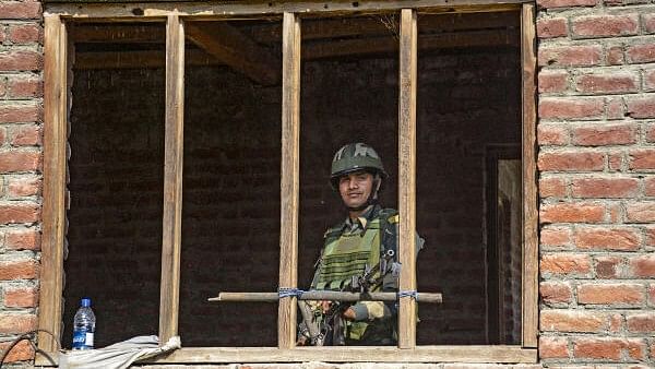 <div class="paragraphs"><p>A security official stands guard at a polling station during the third and final phase of the Jammu and Kashmir Assembly elections, in Bandipora district, Tuesday, Oct. 1, 2024. </p></div>