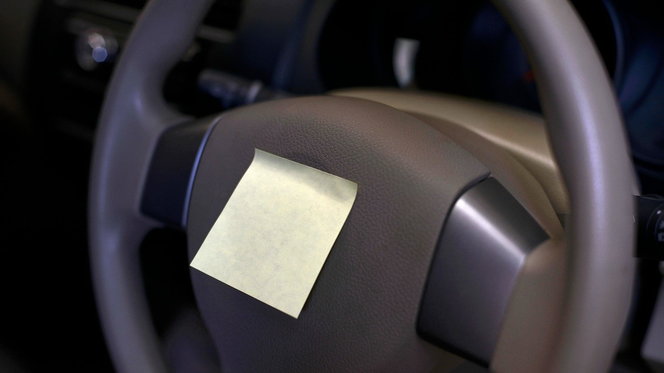 <div class="paragraphs"><p>Representative image showing a note in a car.</p></div>