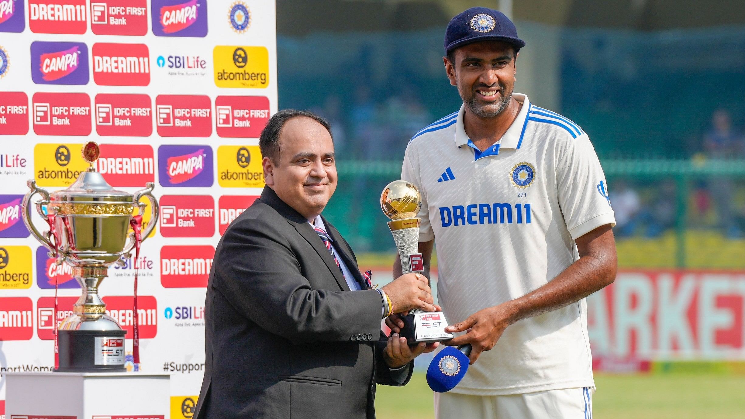 <div class="paragraphs"><p>Ravichandran Ashwin receives the player of the series trophy.&nbsp;</p></div>