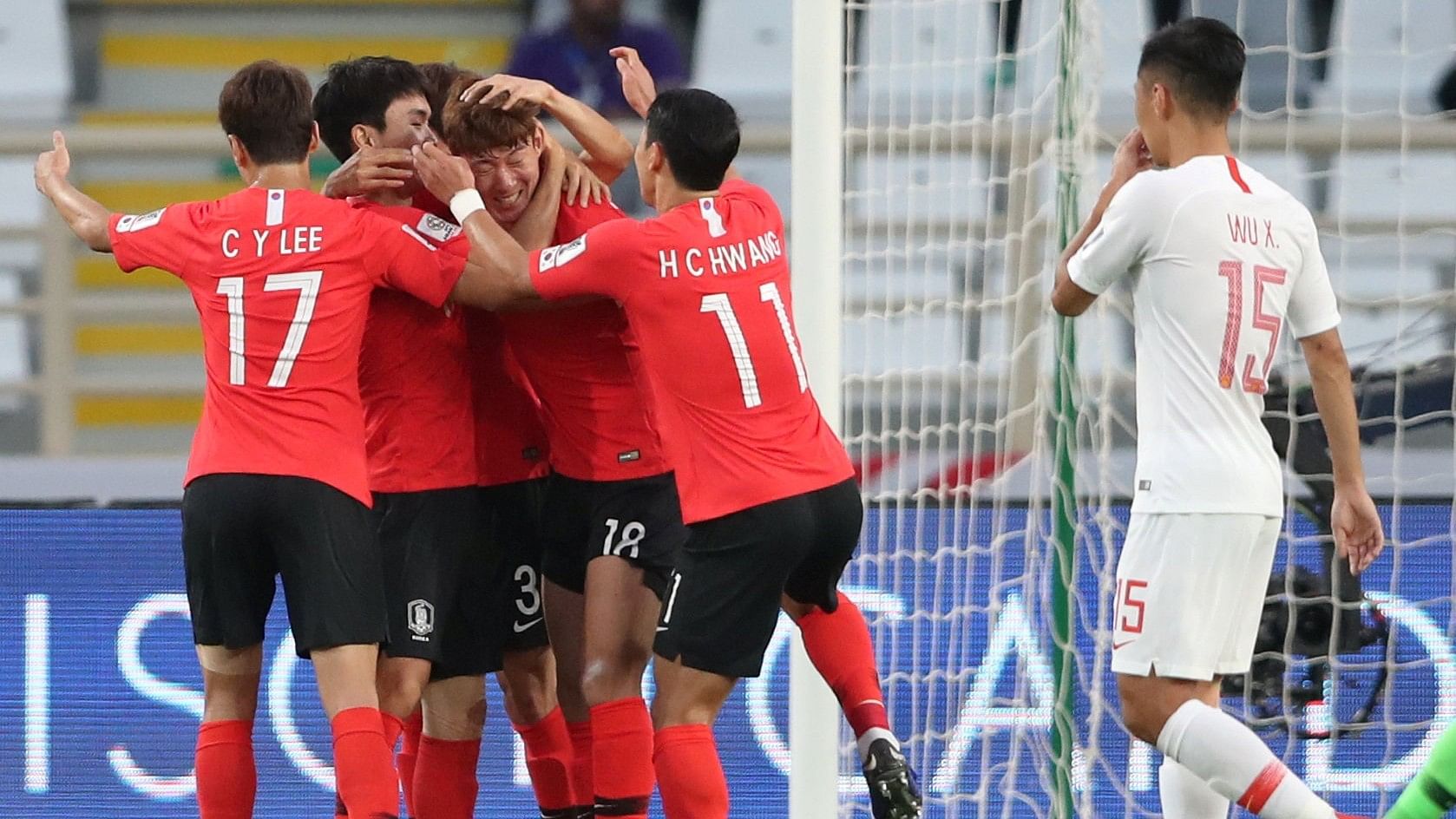 <div class="paragraphs"><p>South Korea's Hwang Ui-Jo celebrates scoring their first goal</p></div>