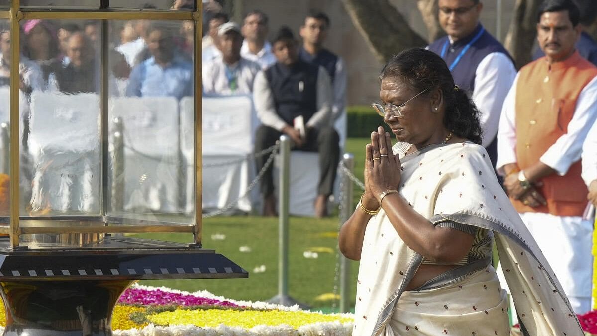 <div class="paragraphs"><p>President Droupadi Murmu pays homage to Mahatma Gandhi on his birth anniversary, at Rajghat in New Delhi, Wednesday, Oct. 2, 2024.</p></div>