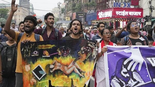 <div class="paragraphs"><p>Members of Bengal Junior Doctors' Front and others take part in a mega rally on 'Mahalaya' to demand justice for the alleged sexual assault and murder of a trainee doctor at RG Kar Medical College and Hospital, in Kolkata, Wednesday, Oct 2, 2024. </p></div>