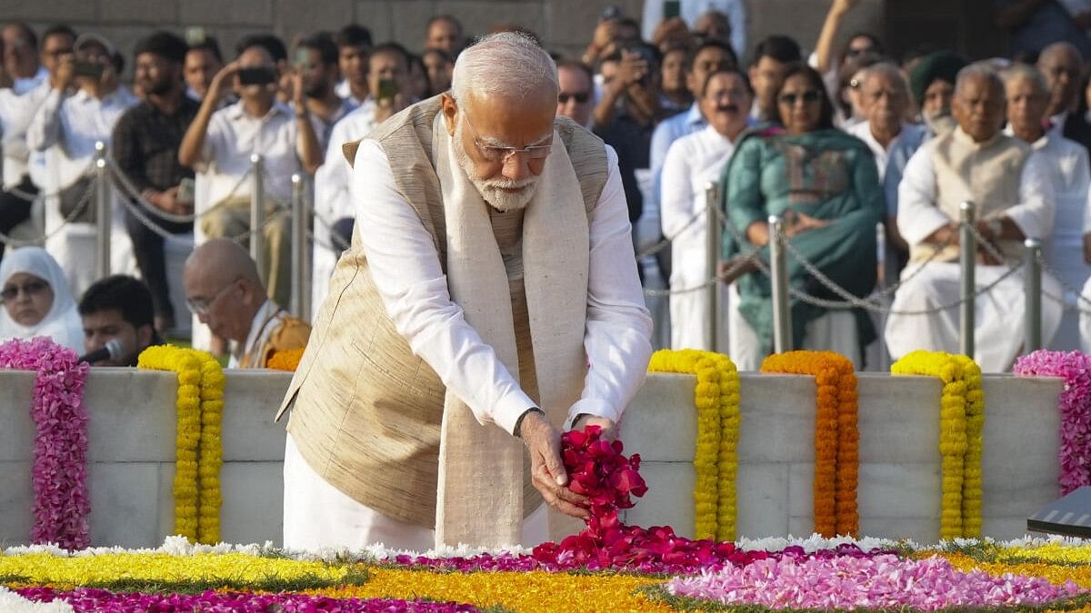 <div class="paragraphs"><p>Prime Minister Narendra Modi pays homage to Mahatma Gandhi on his birth anniversary, at Rajghat in New Delhi, Wednesday, October 2, 2024.</p></div>