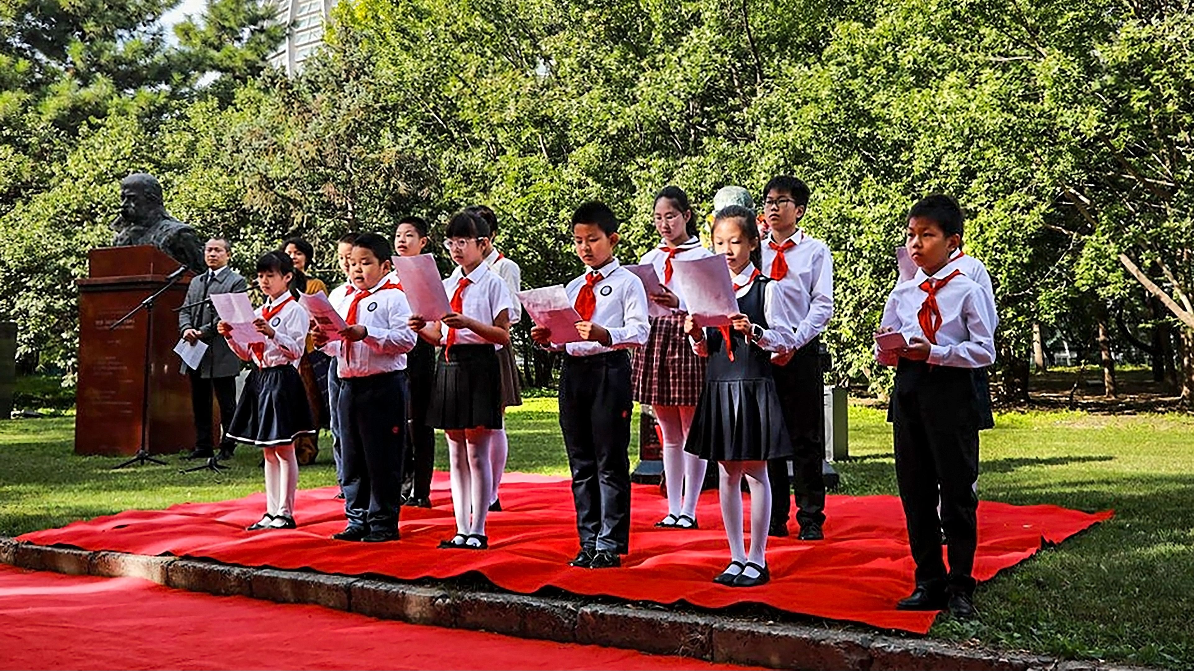 <div class="paragraphs"><p>Chinese school children recite Gandhi's teachings in Mandarin at the famous Chaoyang Park in Beijing.</p></div>