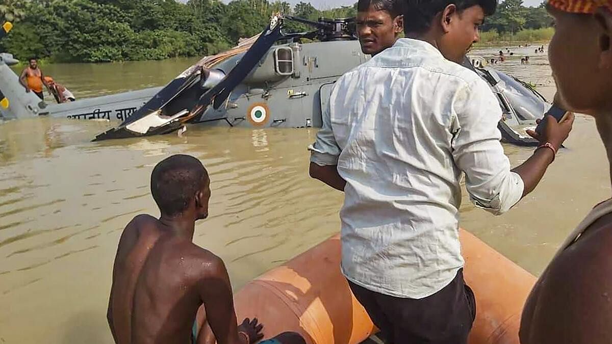 <div class="paragraphs"><p>Locals assist in the rescue after Indian Air Force (IAF) helicopter made an emergency landing in a waterlogged area after it developed a snag, at Aurai in Muzaffarpur district, Bihar, Wednesday, October 2, 2024.</p></div>