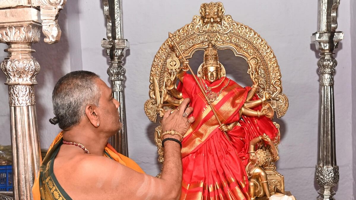 <div class="paragraphs"><p>Chief priest of Sri Chamundeshwari Devi temple, atop Chamundi Hill, N Shashishekara Dixith sets the idol of Goddess Chamundeshwari on Wednesday, for the Mysuru Dasara inauguration.</p></div>