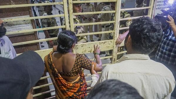 <div class="paragraphs"><p>Parents of Akshay Shinde, the accused in the Badlapur sexual assault case of two minor girls, outside the Kalwa Hospital where his body was brought after the police shooting, in Thane</p></div>